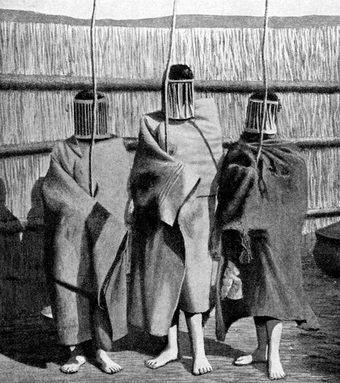 عرائس فتاة باسوتو خلال فترة التنشئة في المجتمع القبلي للبالغين ، ليسوتو ، 1922 بواسطة غير معروف