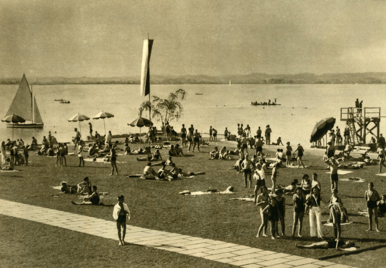السباحون على ضفاف بحيرة كونستانس ، بريجنتس ، النمسا ، c1935. بواسطة غير معروف