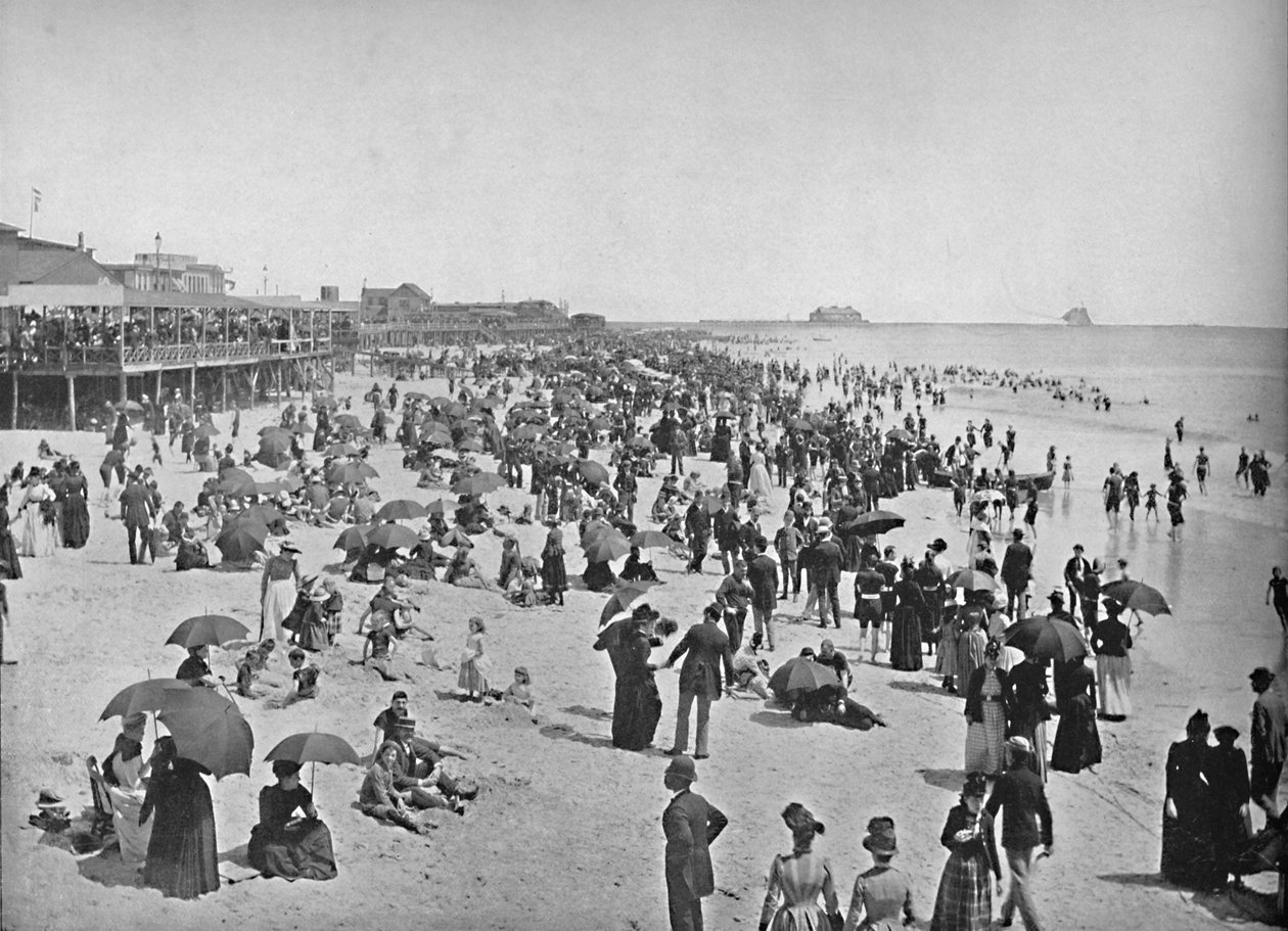 الشاطئ في أتلانتيك سيتي ، نيو جيرسي ، c1897. بواسطة غير معروف