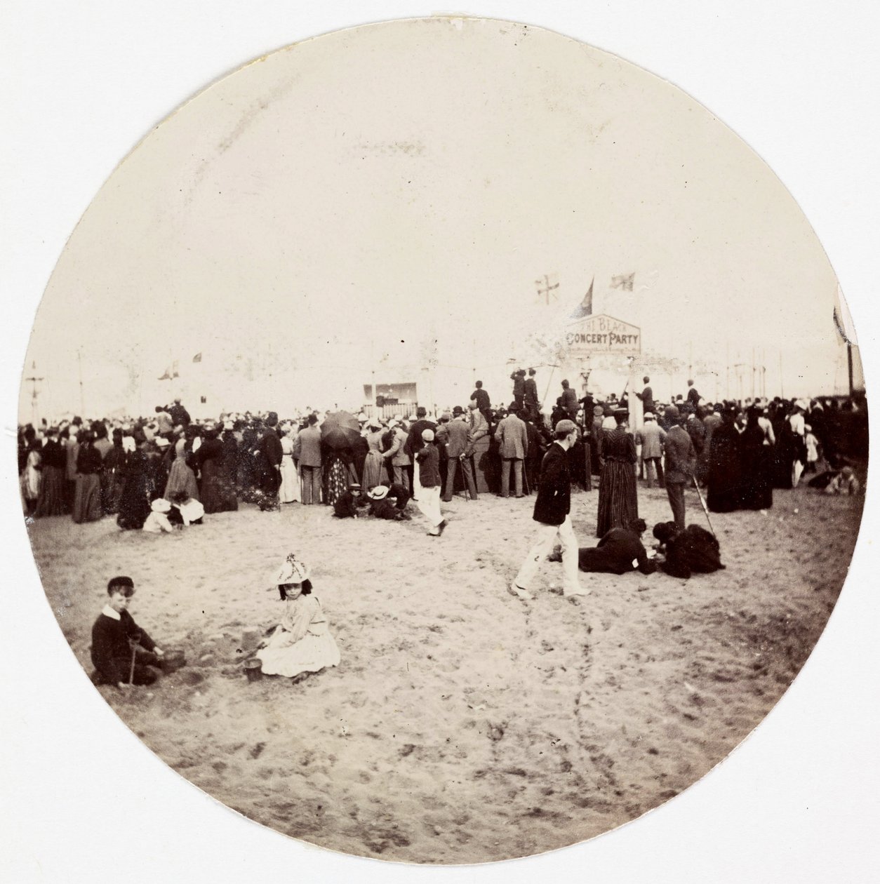 "الترفيه على الشاطئ" ، ج 1890 بواسطة غير معروف