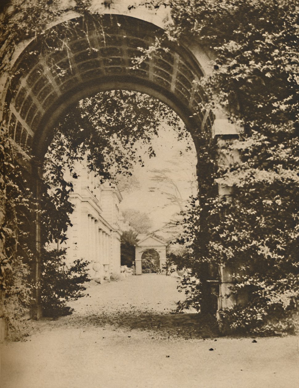 افتتح حدائق جميلة في Gunnersbury للجمهور كمتنزه جديد ، c1935. بواسطة غير معروف