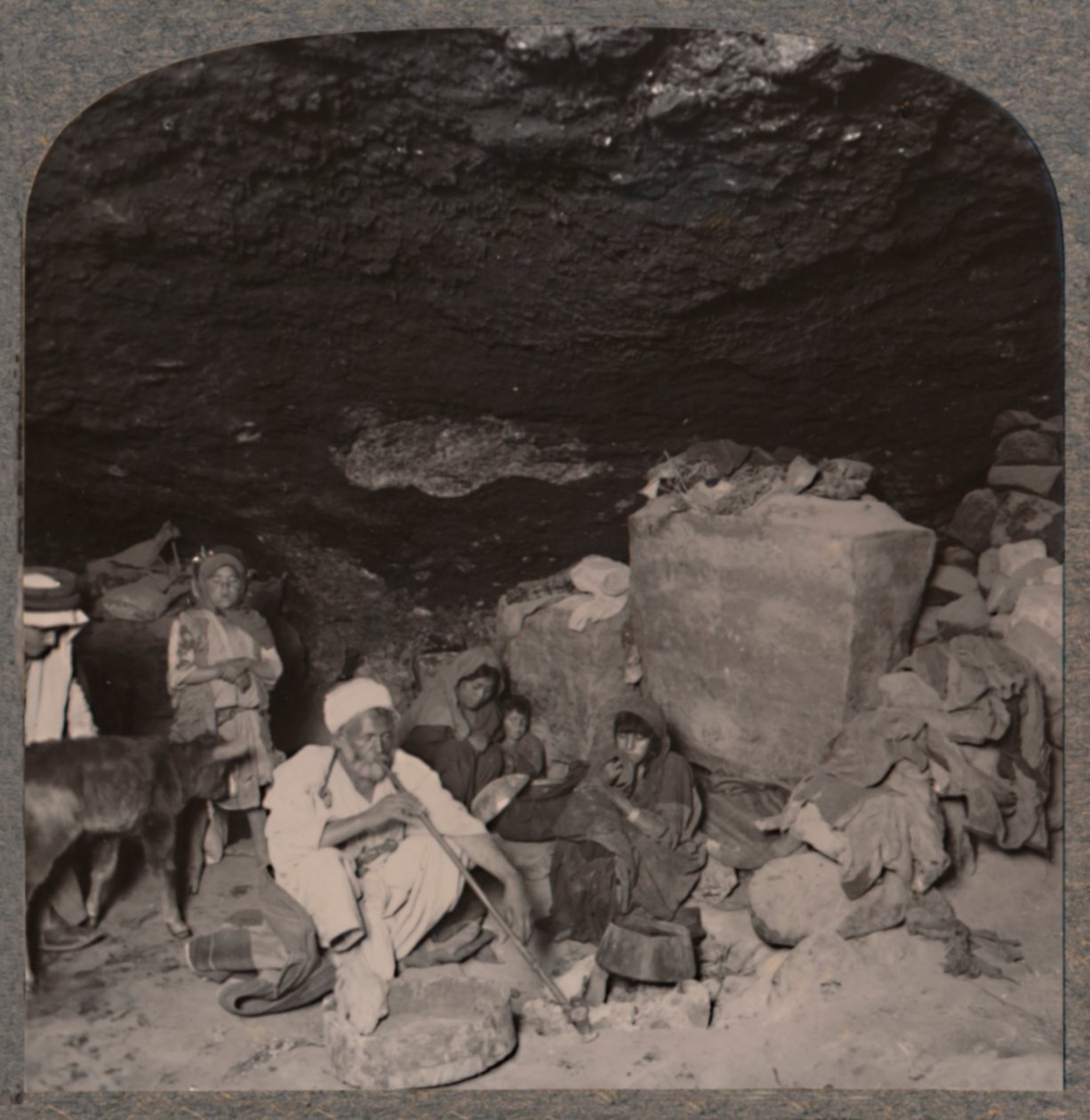 سكان الكهوف البدوية في كهوفهم ، 1900 بواسطة غير معروف