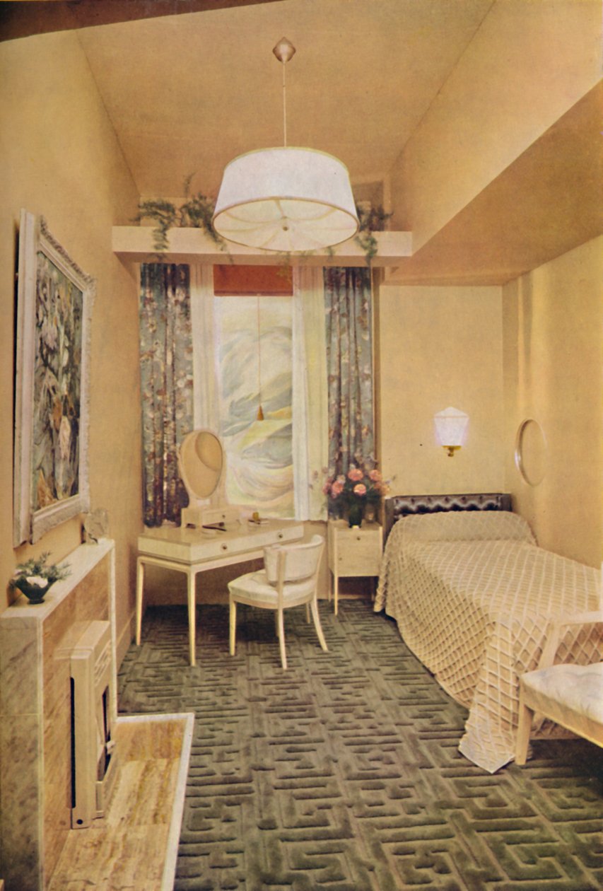 غرفة نوم صممها Esmé Gordon ، ARIBA ، ARIAS ، مع تصميم مفتاح يوناني W Wilton Carpet من J بواسطة غير معروف