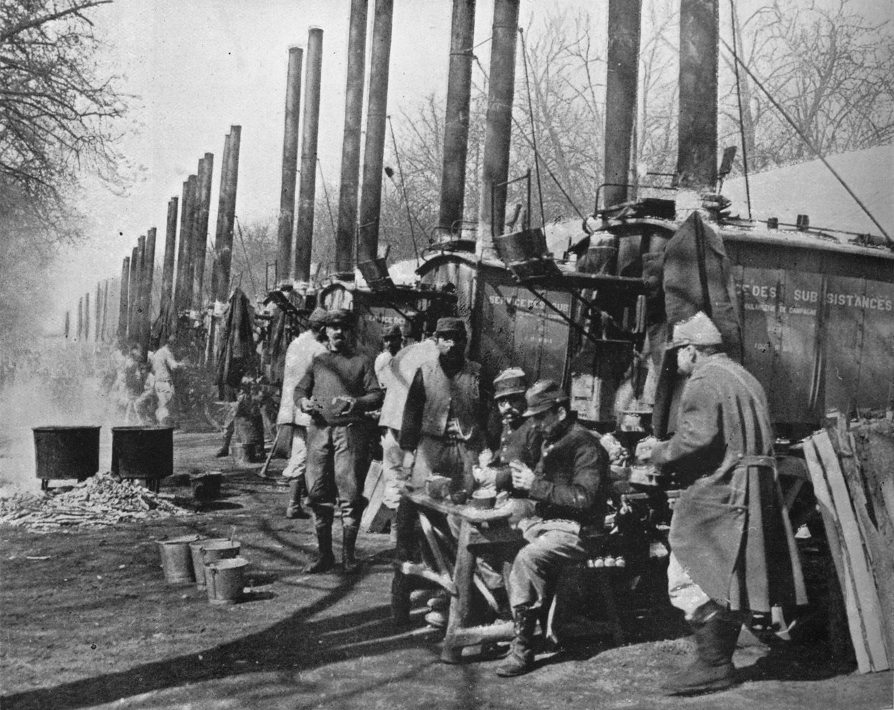 خلف الخطوط الفرنسية ، مطابخ ميدانية ملحقة بالجيش الفرنسي ، 1915 بواسطة غير معروف