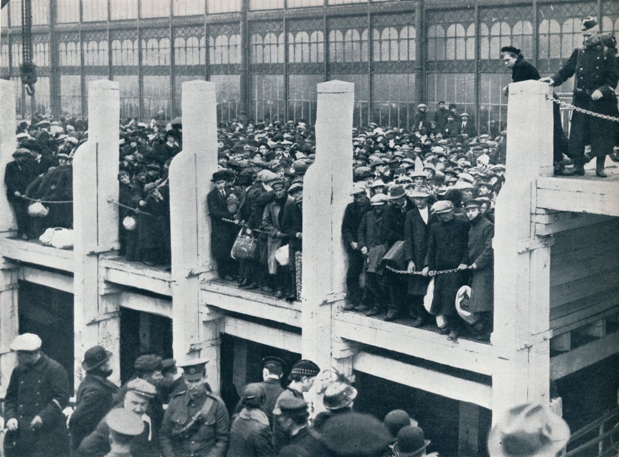 لاجئون بلجيكيون في المرفأ في أوستند في انتظار قارب لنقلهم إلى إنجلترا ، 1914. بواسطة غير معروف