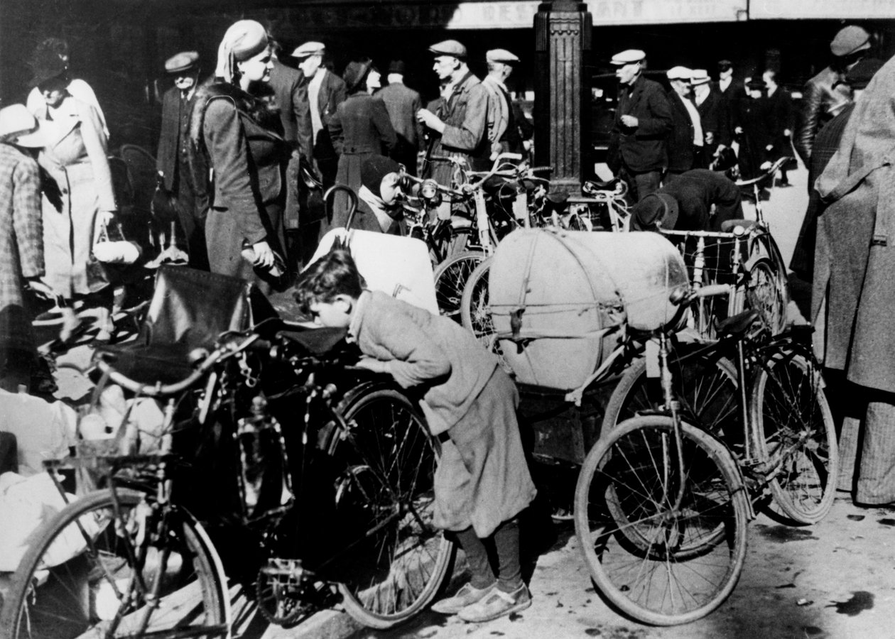 اللاجئون البلجيكيون مع دراجاتهم وممتلكاتهم خارج Gare du Nord ، باريس ، يوليو 1940 بواسطة غير معروف