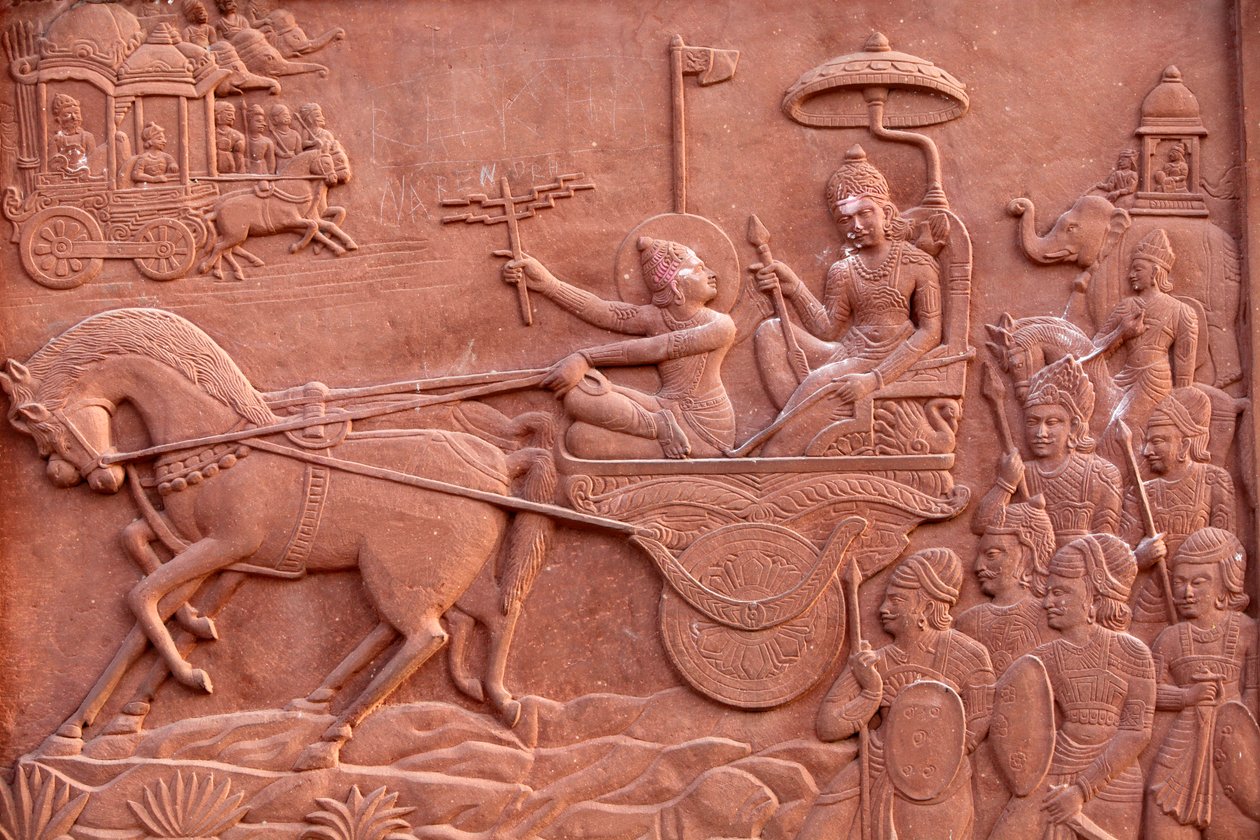 Bhagavad Gita محفور على المعبد الهندوسي: Krishna Driving Arjuna