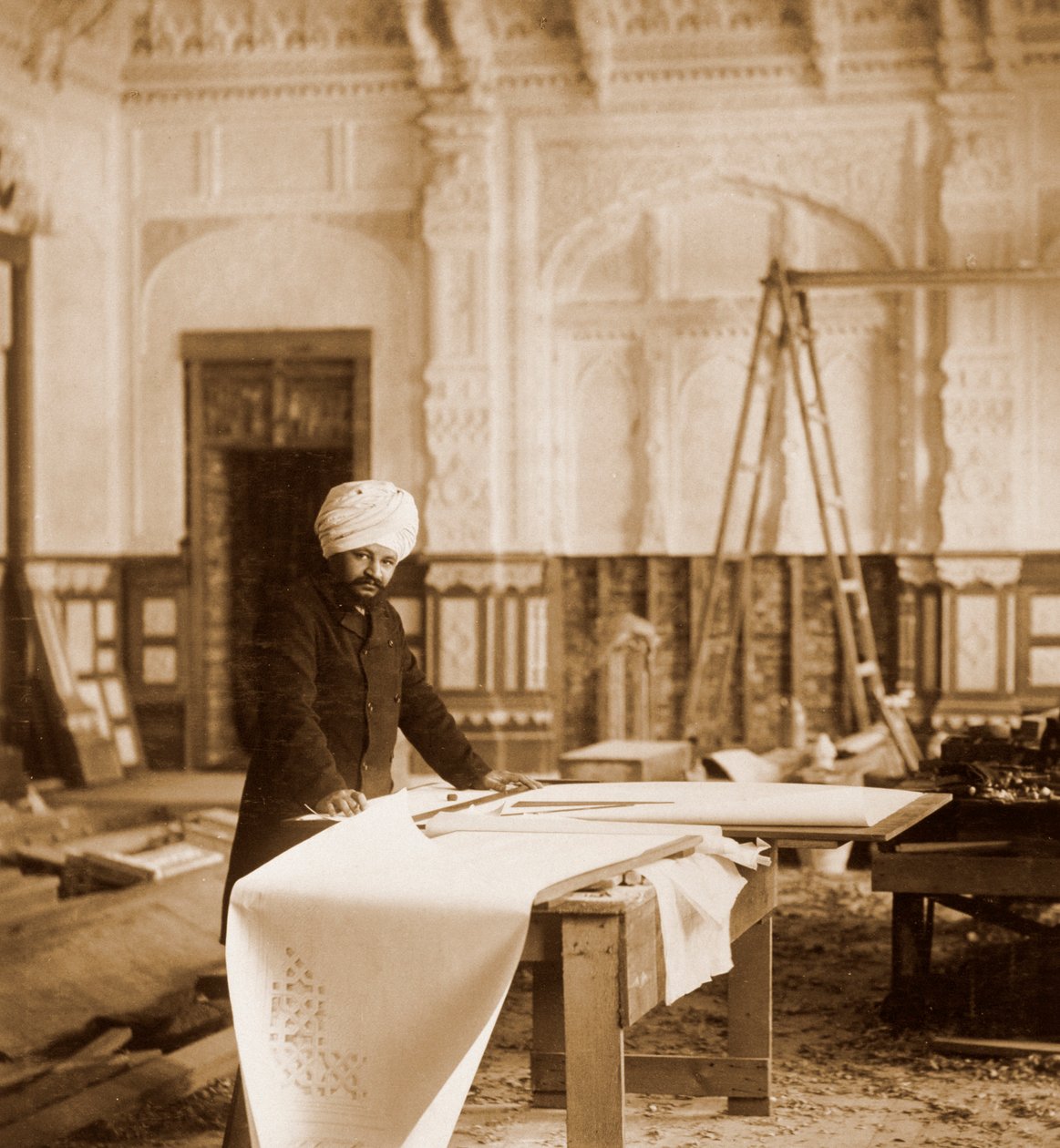 بهاي رام سينغ في العمل في الغرفة الهندية ، أوزبورن هاوس ، جزيرة وايت ، 1892 بواسطة غير معروف