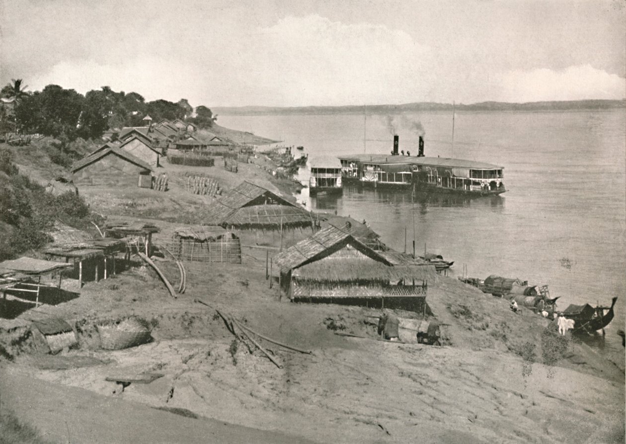 Bhamo - Irrawaddy Flotilla Mail Steamer at the Ghat ، 1900. بواسطة غير معروف
