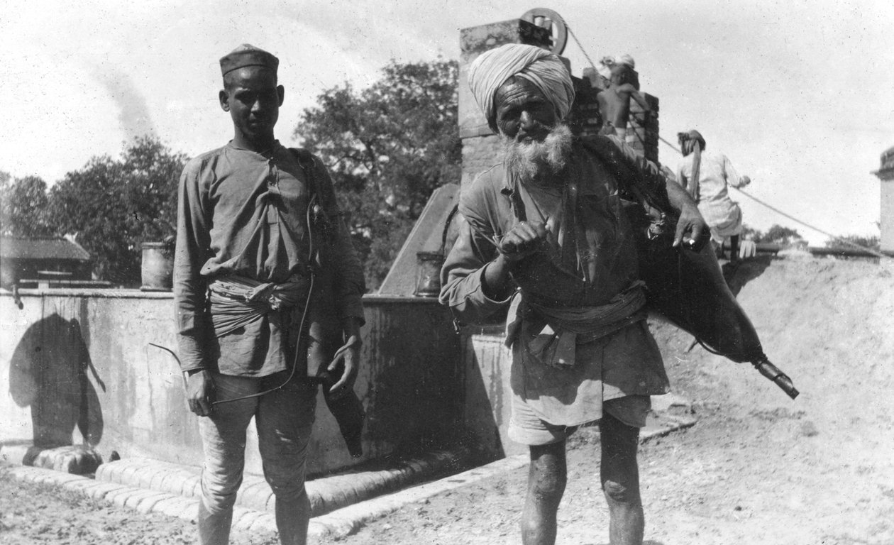 Bhistis ، أو ناقلات المياه ، أغرا ، الهند ، 1916-1917 بواسطة غير معروف