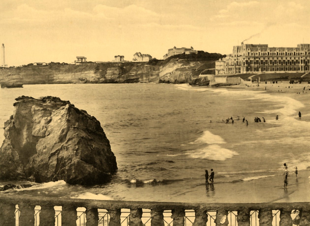 Biarritz - Hotel du Palais et la Baie، c1930. بواسطة غير معروف