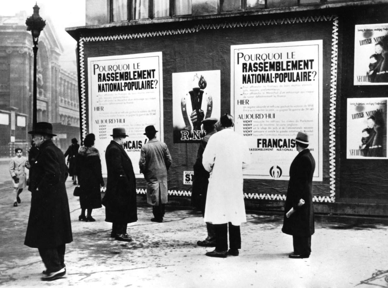لوحة توزع ملصقات Rassemblement Nationale Populaire ، باريس المحتلة من قبل ألمانيا ، فبراير 1941 بواسطة غير معروف