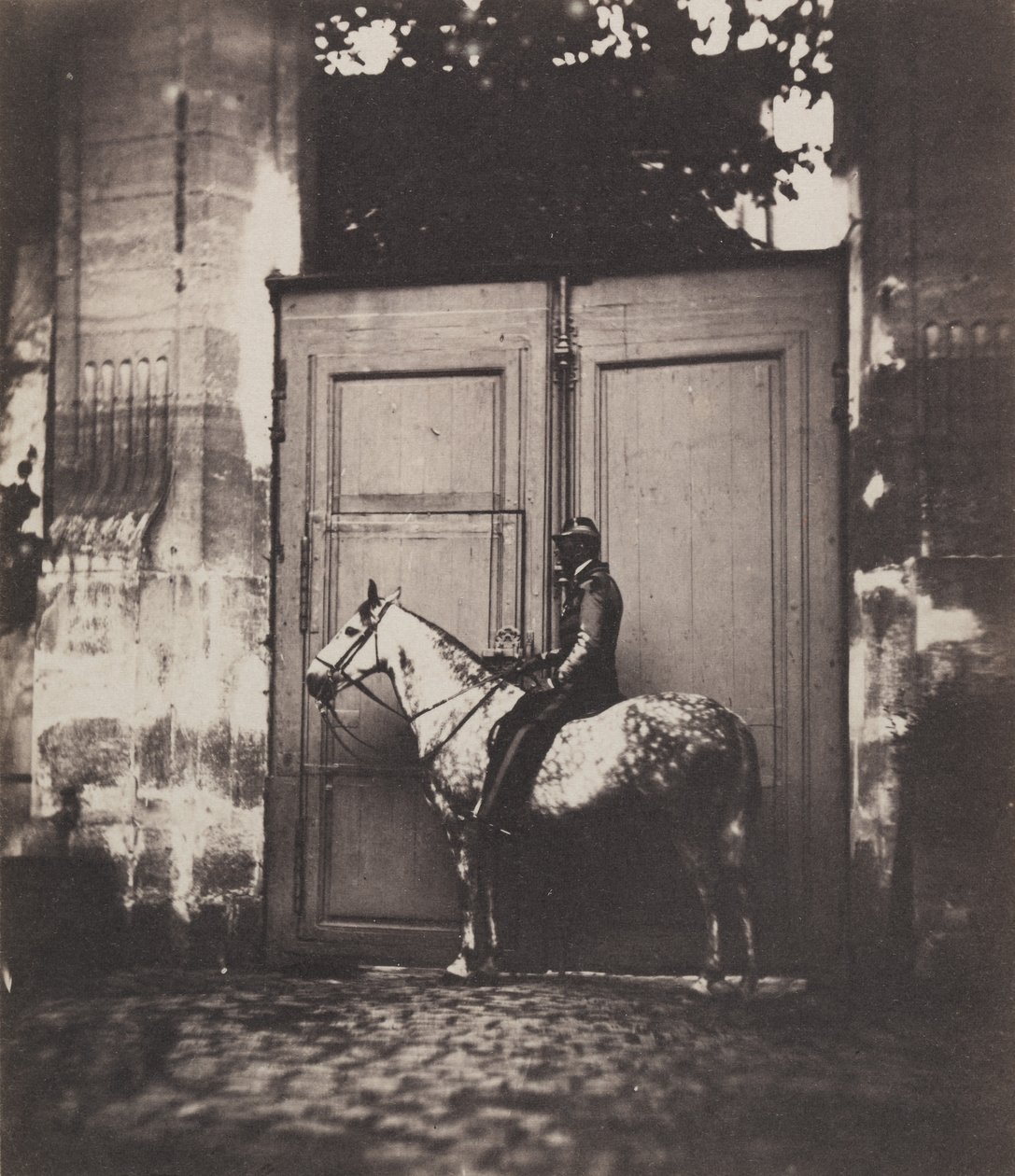 فارس أسود أمام مدخل ، ج. 1855. بواسطة غير معروف
