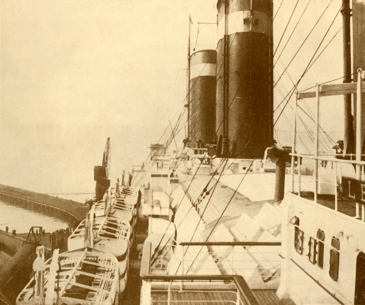 سطح السفينة من Leviathan. ، c1930. بواسطة غير معروف