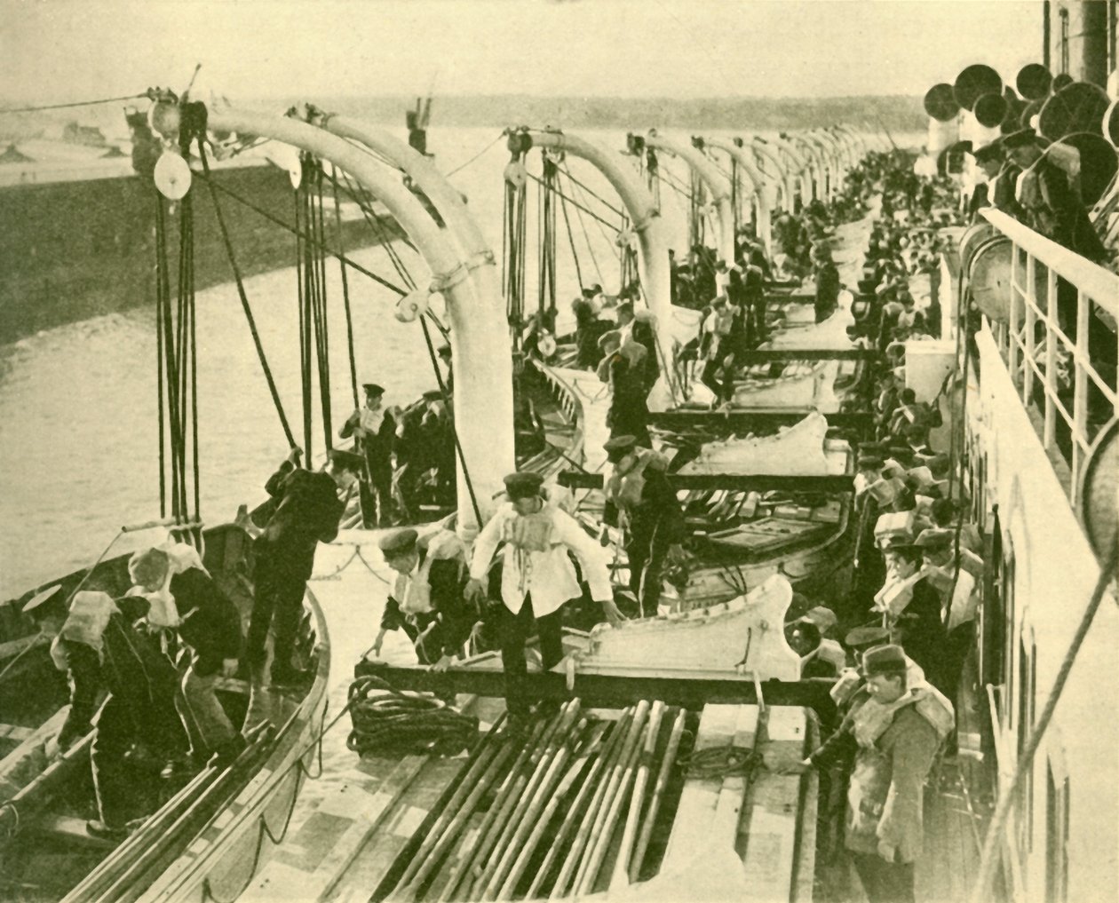 حفر قارب على متن Aquitania. ، c1930. بواسطة غير معروف
