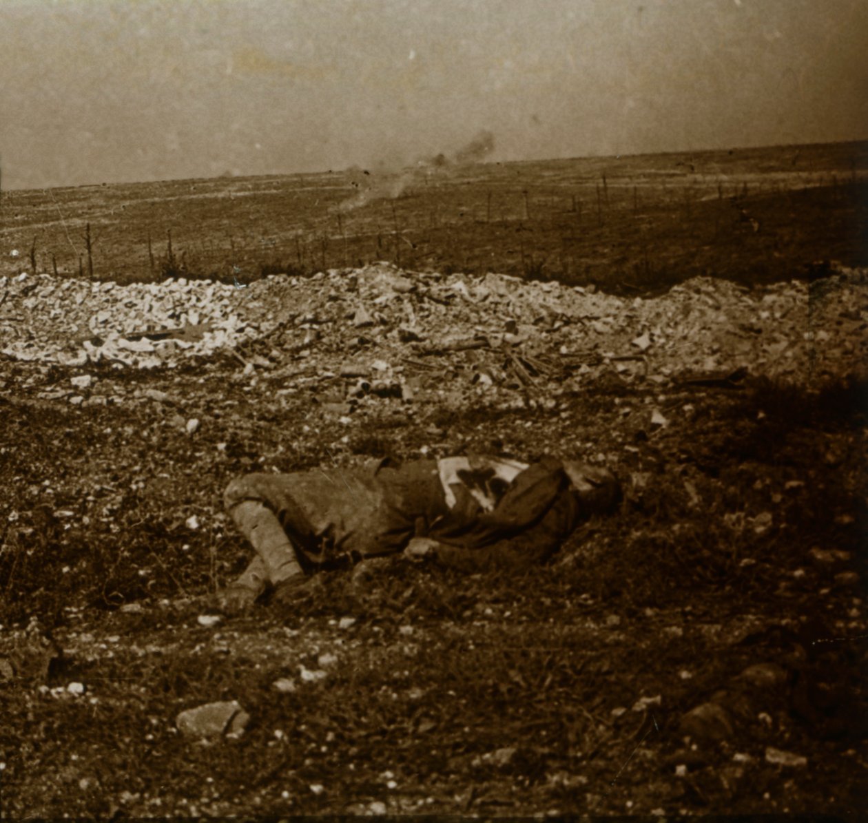 جسد مع نيران وابلا في المسافة ، c1914-c1918 بواسطة غير معروف