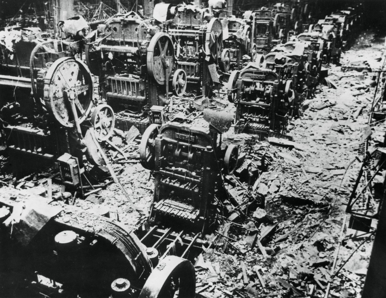 أضرار قنبلة في مصنع رينو ، سيفرس ، باريس ، 4 أبريل 1943 بواسطة غير معروف