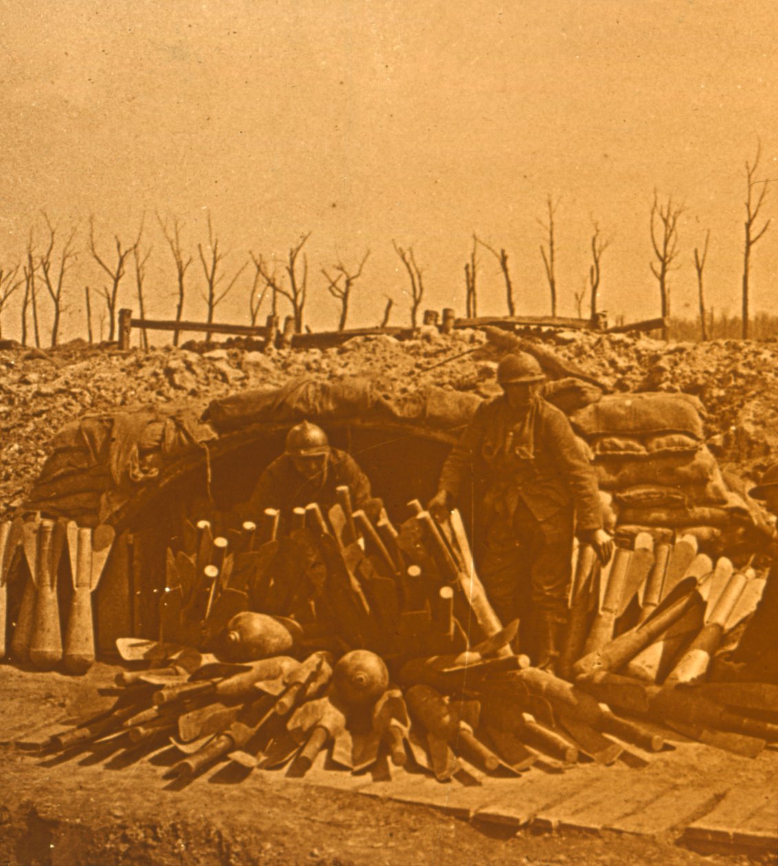 متجر قنبلة ، c1914-c1918 بواسطة غير معروف