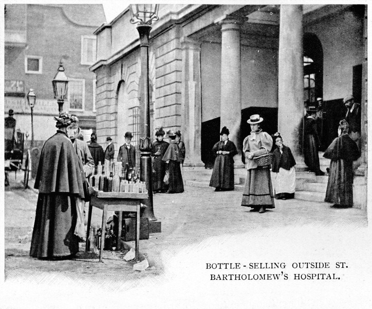 بيع الزجاجة خارج مستشفى سانت بارثولوموز ، لندن ، c1903 1903 بواسطة غير معروف