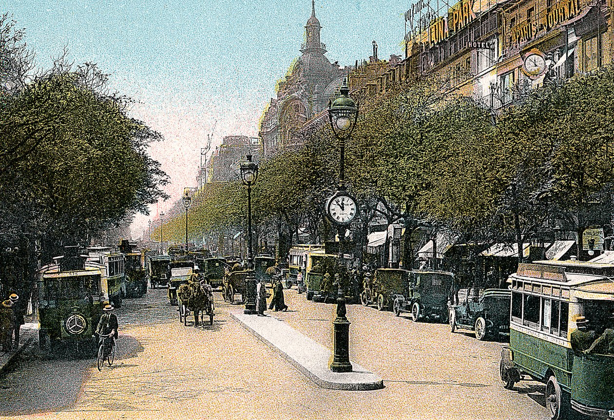بوليفارد دي إيتاليان ، باريس ، مع السيارات والحافلات في الشارع ، c1900 بواسطة غير معروف