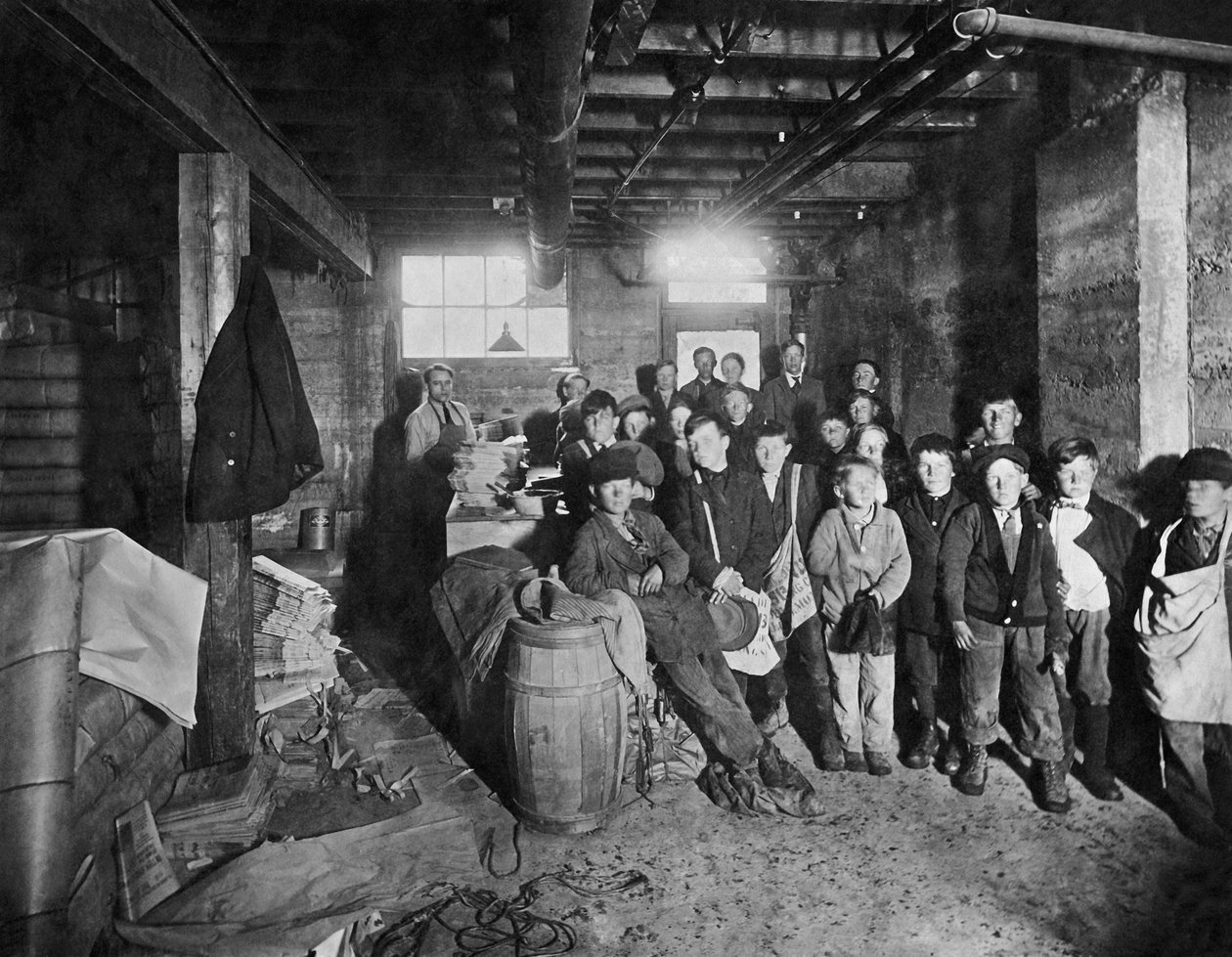 الأولاد يلتقطون الأوراق للبيع ، الولايات المتحدة ، حوالي 1919 (صورة بالأبيض والأسود) بواسطة غير معروف