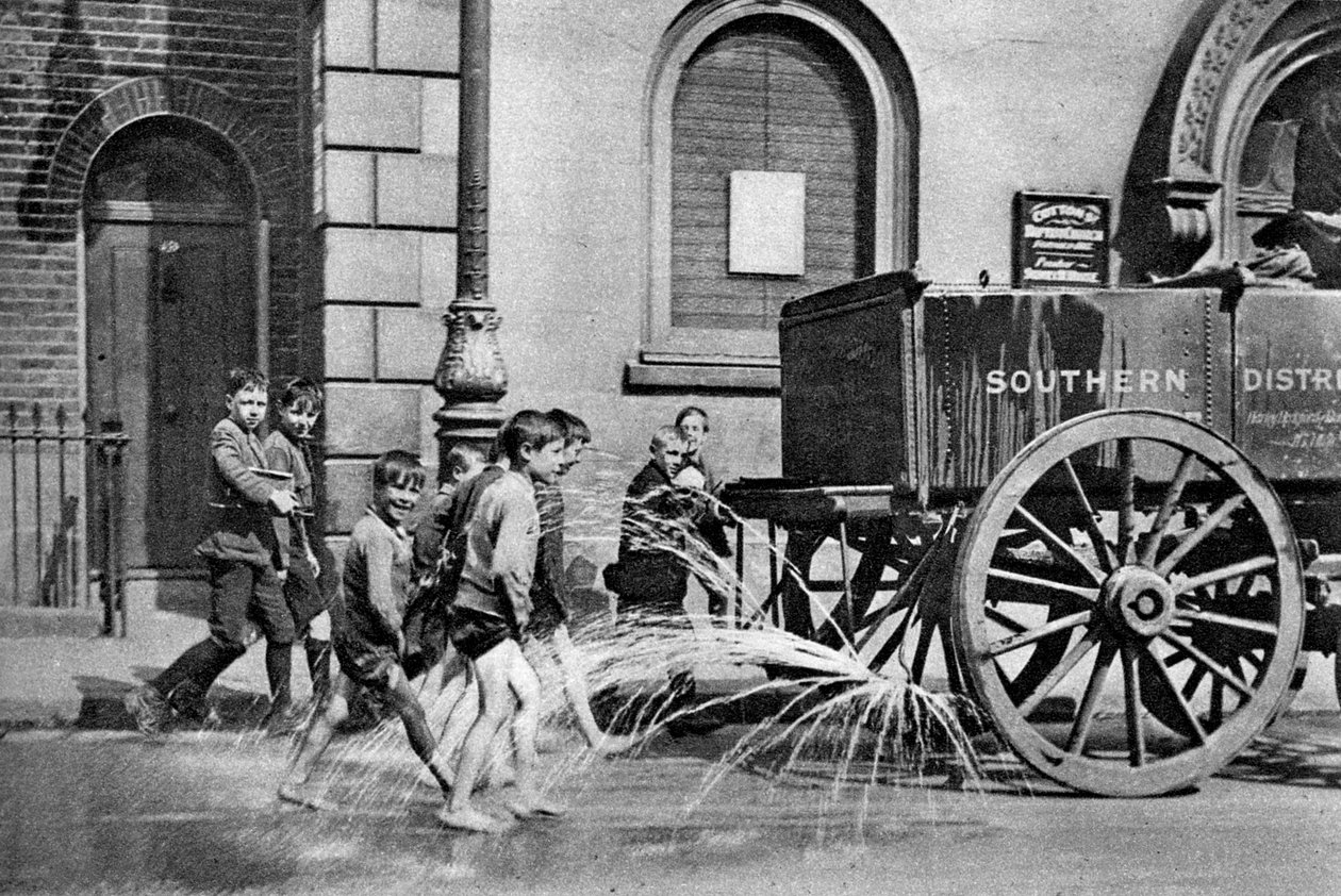 أولاد يتبعون عربة المياه في مجلس بوبلار بورو ، لندن ، 1926-1927 بواسطة غير معروف