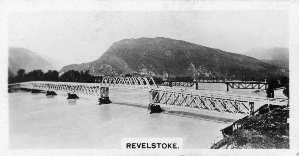 جسر فوق نهر كولومبيا ، Revelstoke ، كولومبيا البريطانية ، كندا ، c1920s بواسطة غير معروف