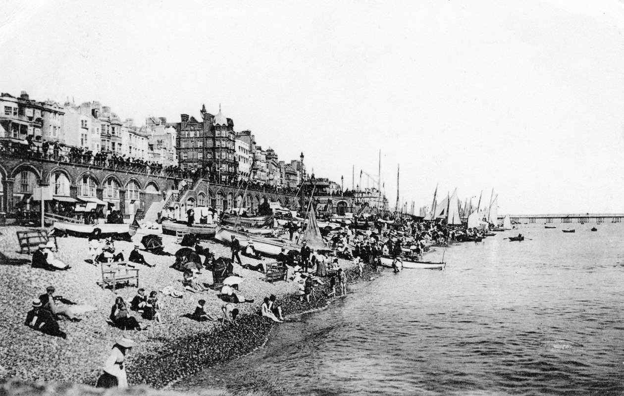 شاطئ برايتون ، شرق ساسكس ، c1900s-1920s بواسطة غير معروف