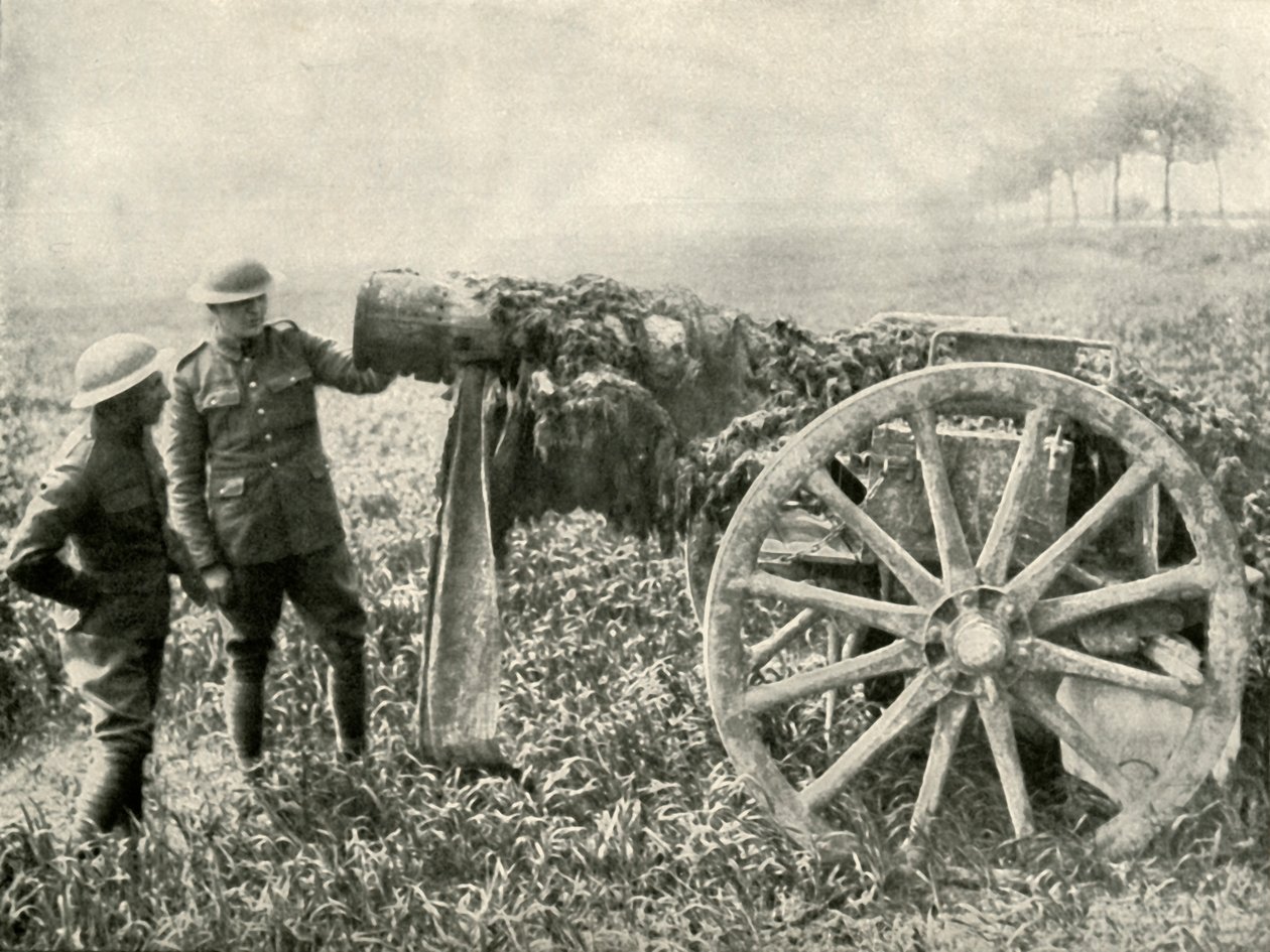 بندقية الدمية البريطانية في الميدان لجذب نار الألمان ، 1919. بواسطة غير معروف