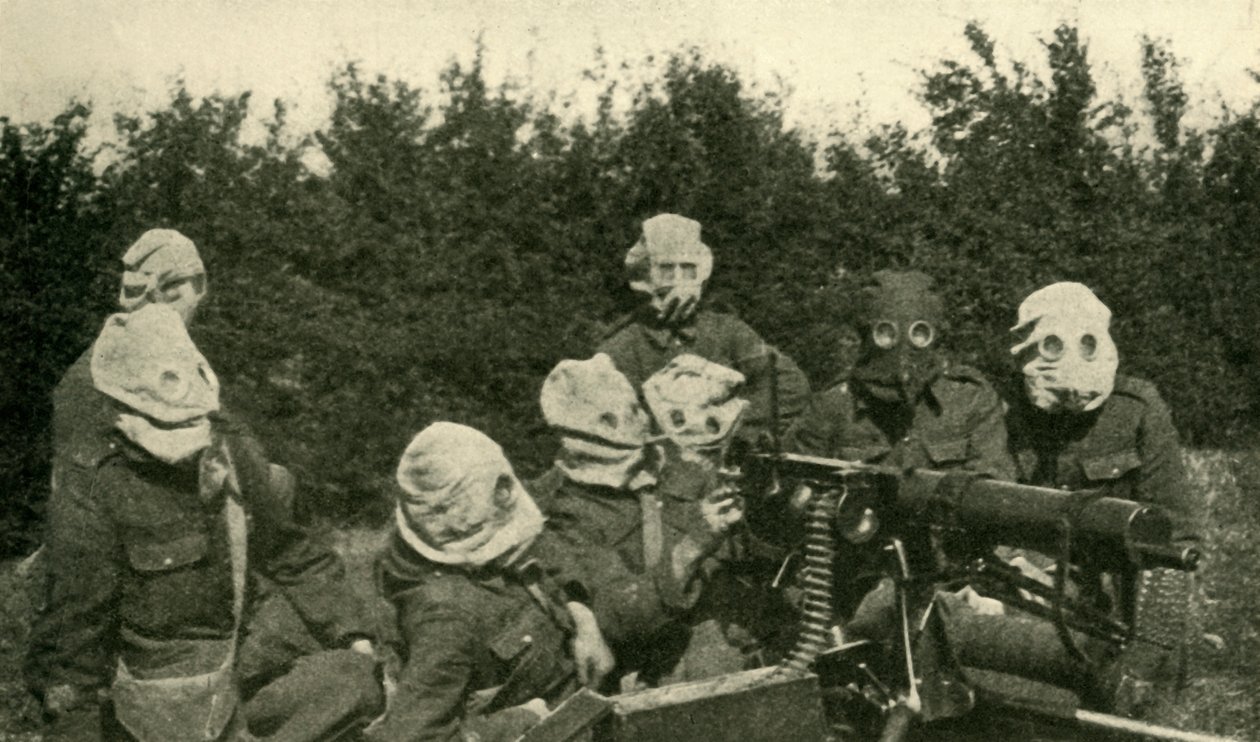 ... قسم الأسلحة الرشاشة البريطانية يرتدي أقنعة مضادة للغاز ، الحرب العالمية الأولى ، 1914-1918 ، c1920. بواسطة غير معروف