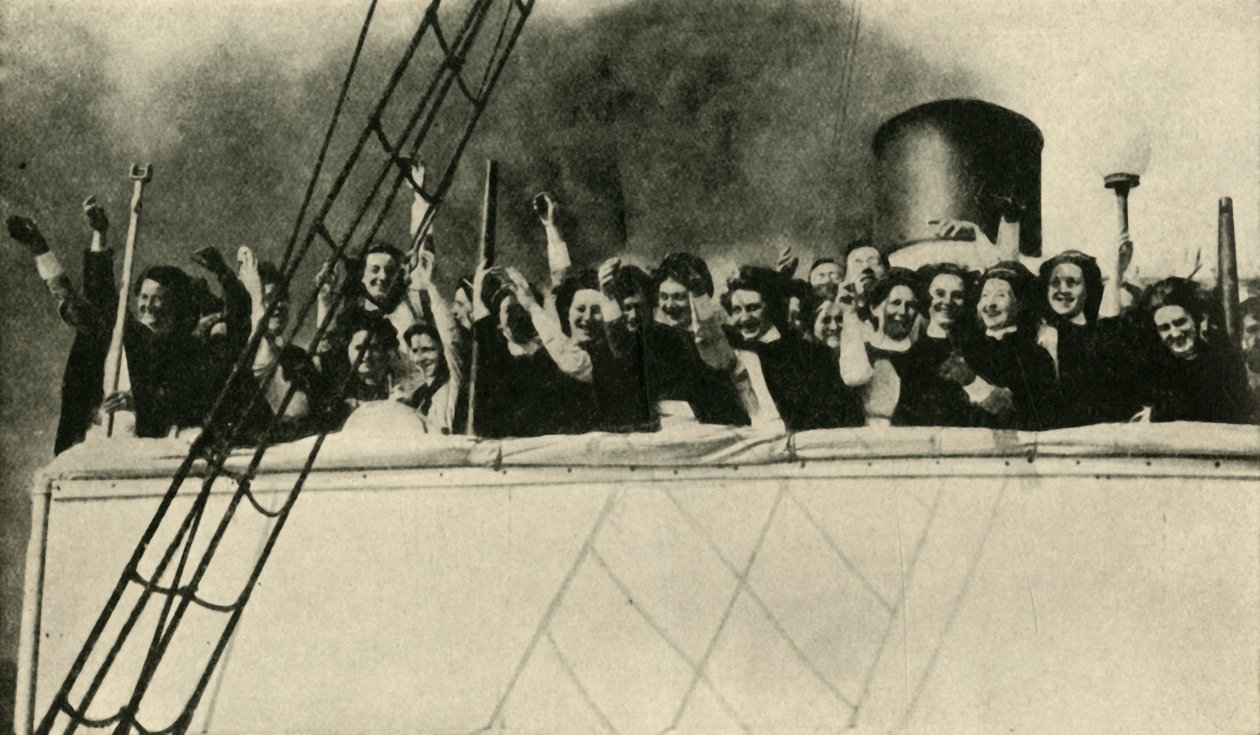 ممرضات من الصليب الأحمر البريطاني في طريقهن إلى الجبهة ، الحرب العالمية الأولى ، 1914 ، c1920. بواسطة غير معروف