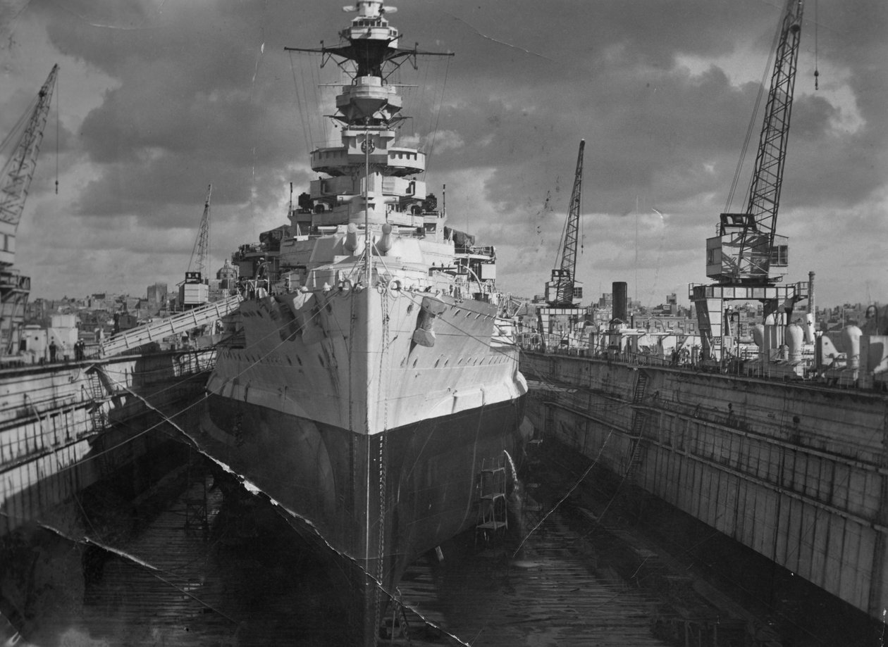 سفينة حربية بريطانية HMS Malaya في رصيف عائم ، مالطا ، c1937 بواسطة غير معروف