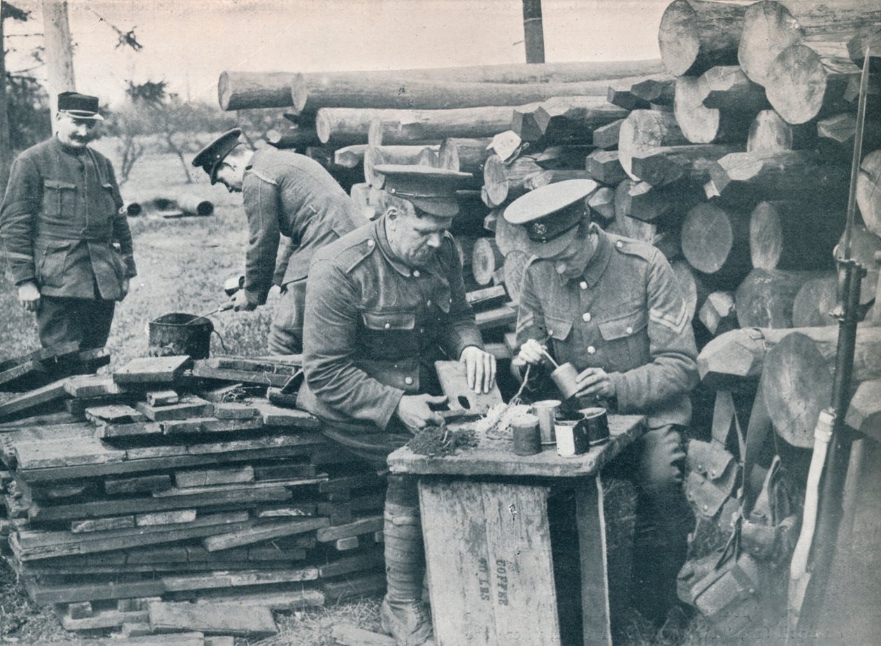 المهندسون البريطانيون مع القوة الاستكشافية يصنعون قنابل يدوية من علب التبغ ، c1914 بواسطة غير معروف