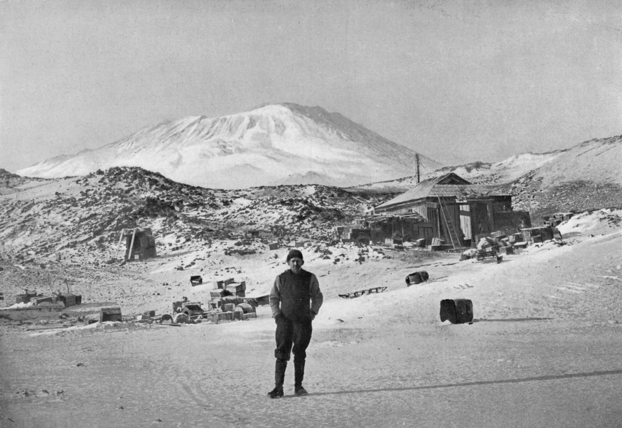 المستكشف البريطاني إرنست شاكلتون في معسكر قاعدة كيب رويدز ، أنتاركتيكا ، 1908 بواسطة غير معروف