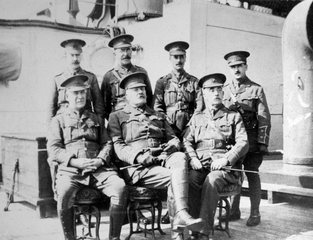 ضباط بريطانيون على متن سفينة السجن رويال إدوارد رباط قبالة ساوث إند ، نوفمبر 1914 بواسطة غير معروف