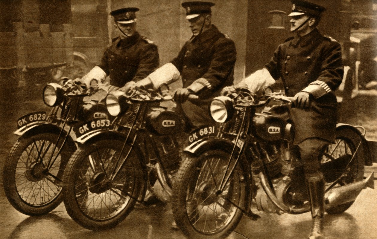 الشرطة البريطانية على دراجات BSA النارية ، 1931 ، 1933. بواسطة غير معروف