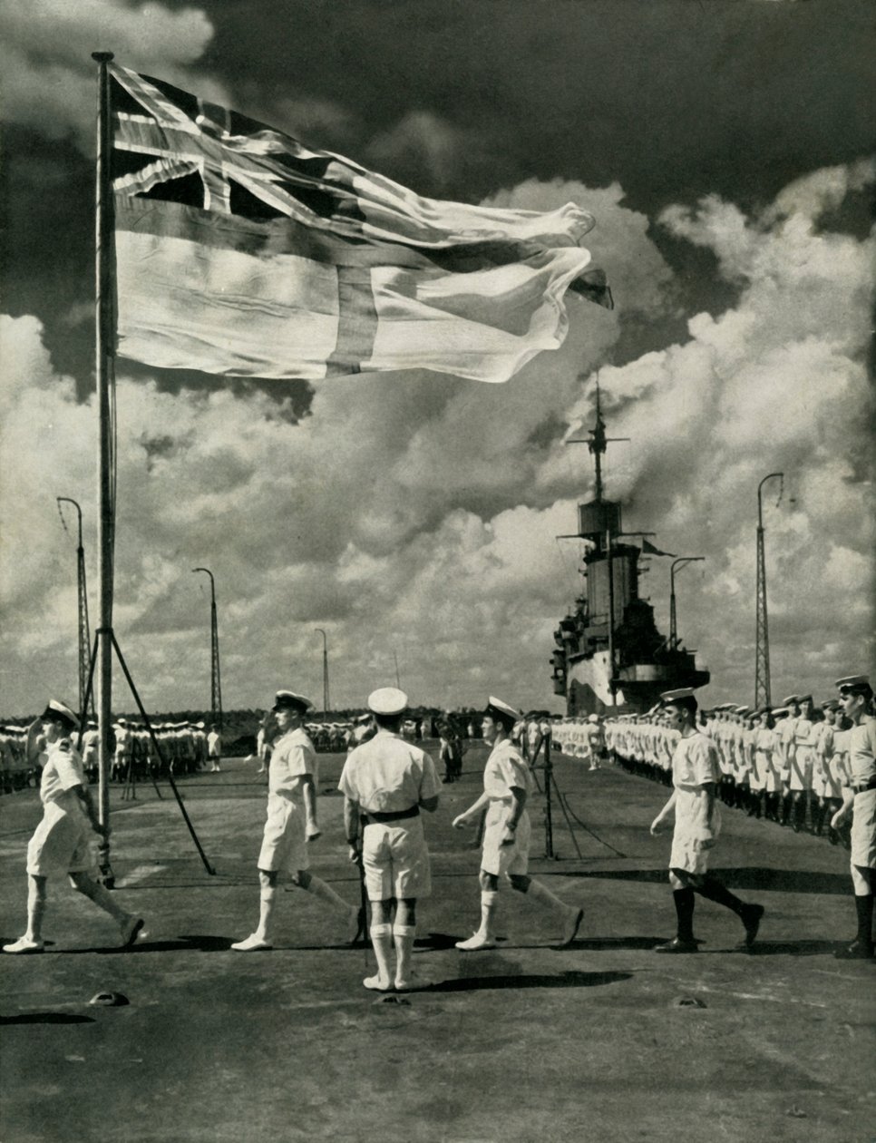 البحارة البريطانيون على سطح حاملة طائرات ، الحرب العالمية الثانية ، c1943. بواسطة غير معروف