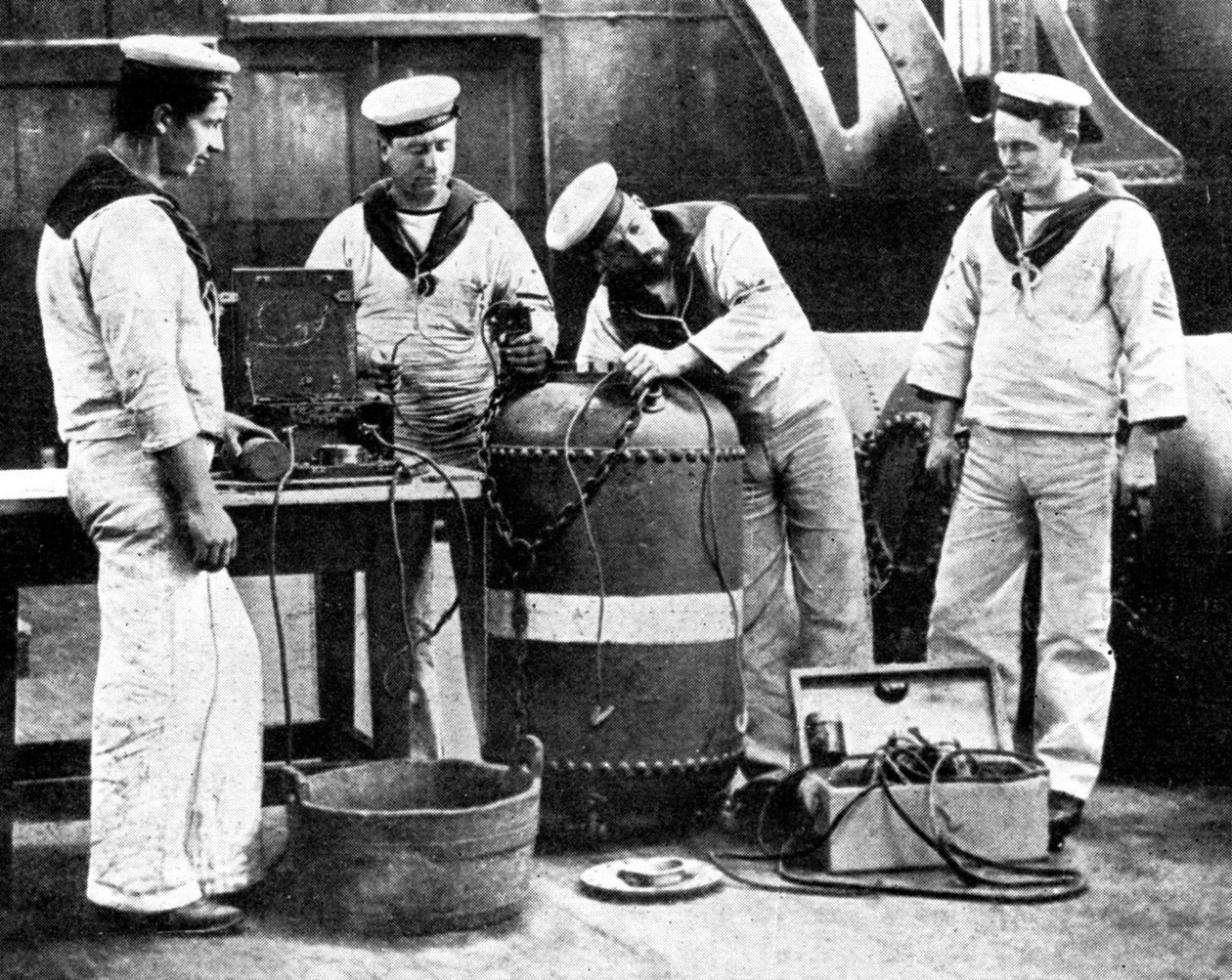 بحارة بريطانيون يقومون بتوصيل لغم ، الحرب العالمية الأولى ، 1914 بواسطة غير معروف