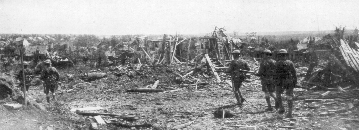 جنود بريطانيون يستكشفون أطلال ألبرت ، السوم ، فرنسا ، 22 أغسطس 1918 بواسطة غير معروف