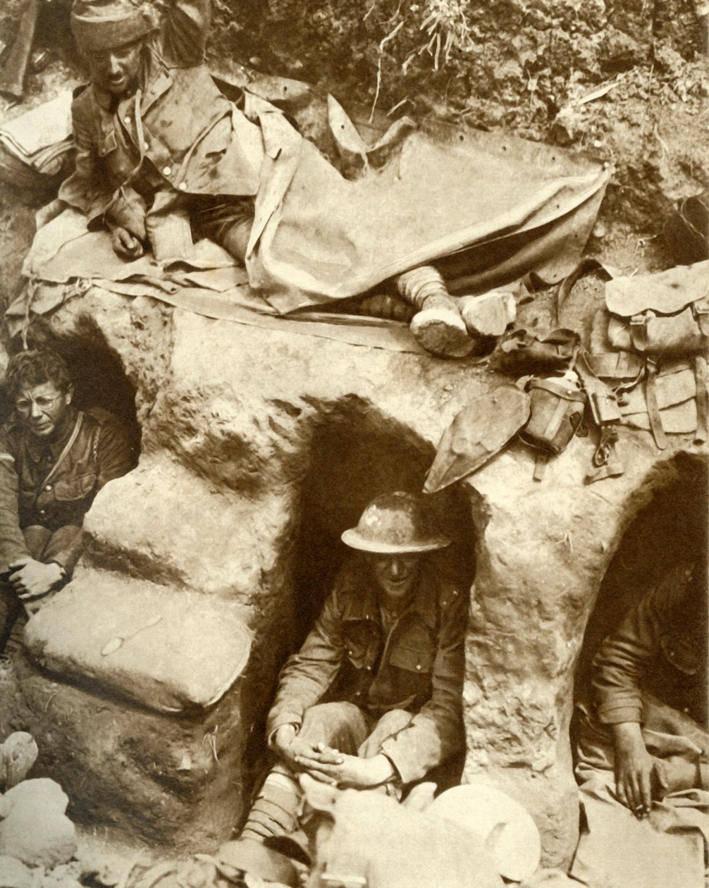 الجنود البريطانيون في الخنادق في Thiepval Wood ، فرنسا ، الحرب العالمية الأولى ، 1916 ، 1935. بواسطة غير معروف