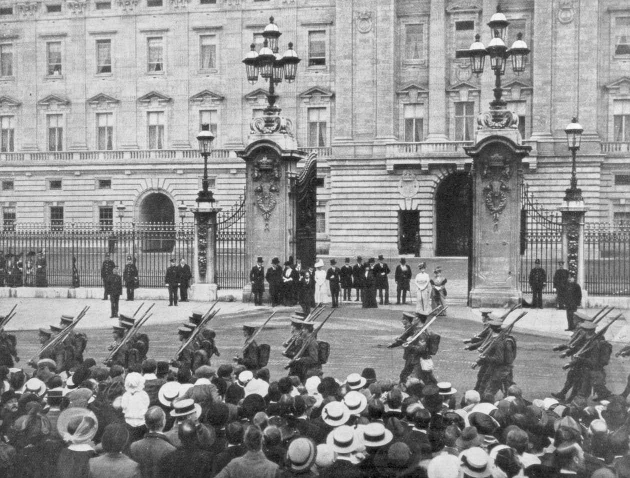 جنود بريطانيون يسيرون بالقرب من قصر باكنغهام ، لندن ، أغسطس 1914 بواسطة غير معروف