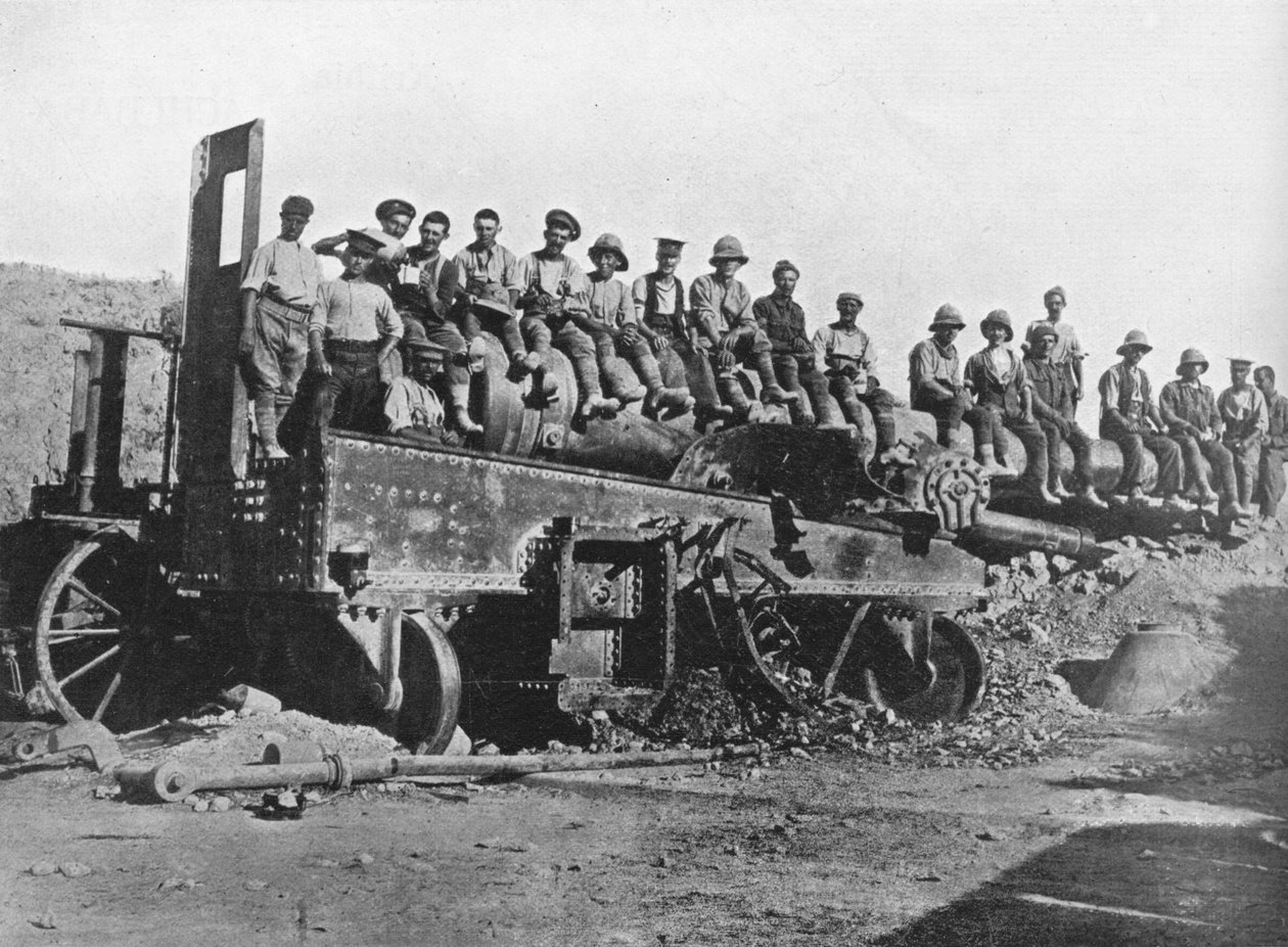 الجنود البريطانيون على بندقية تركية محطمة ، 1915 بواسطة غير معروف