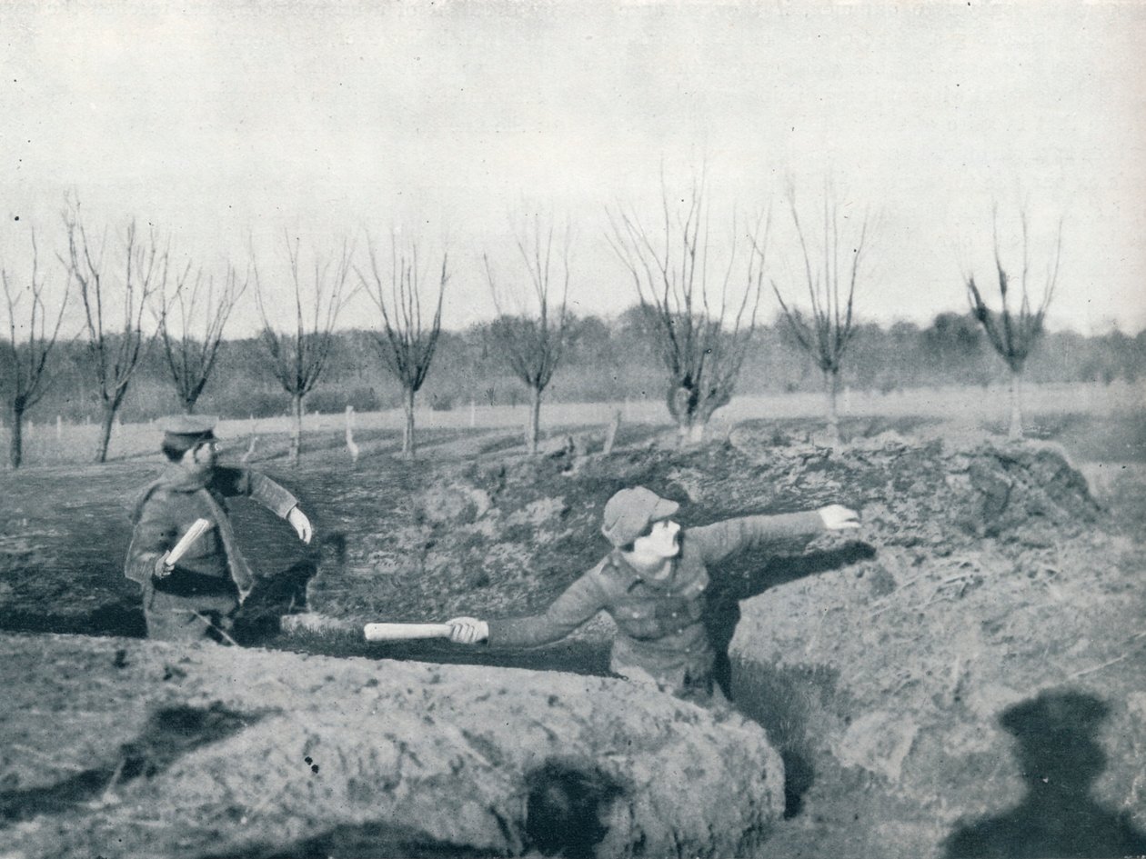 جنود بريطانيون يمارسون رمي القنابل اليدوية ، c1914 بواسطة غير معروف