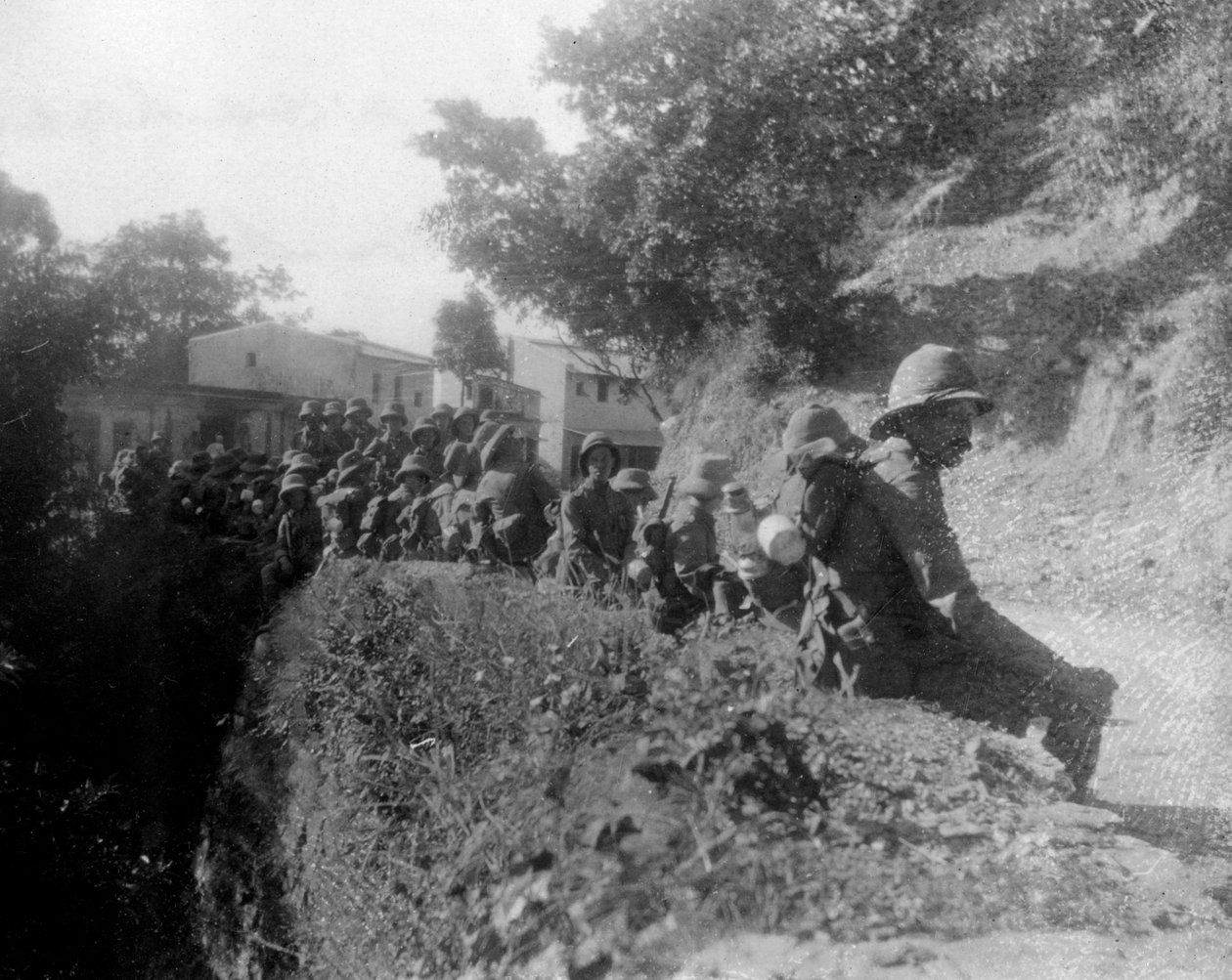 جنود بريطانيون يستريحون في مسيرة طريق ، بين كالسي وشاكراتا ، الهند ، 1917 بواسطة غير معروف