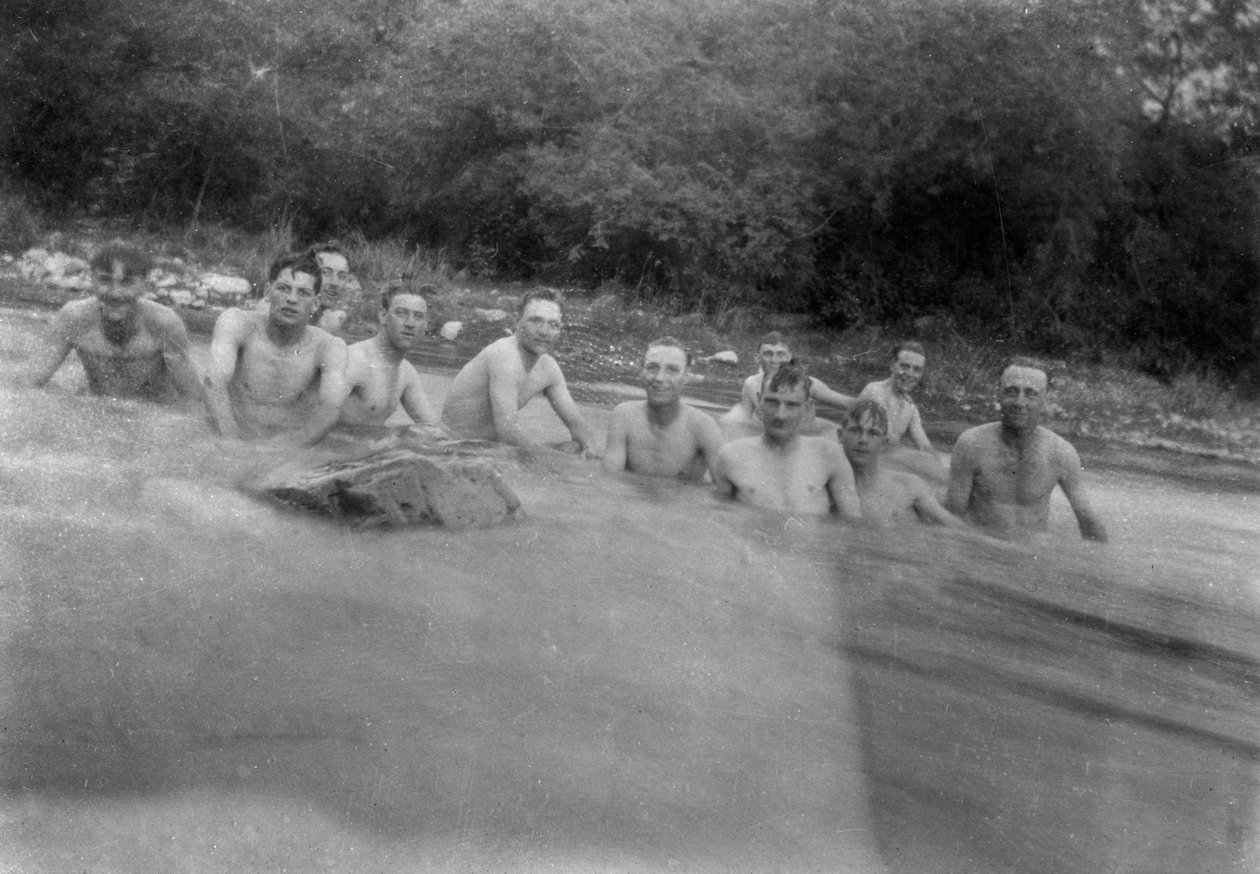 جنود بريطانيون يغسلون في نهر جبلي ، كالسي ، الهند ، 1917 بواسطة غير معروف