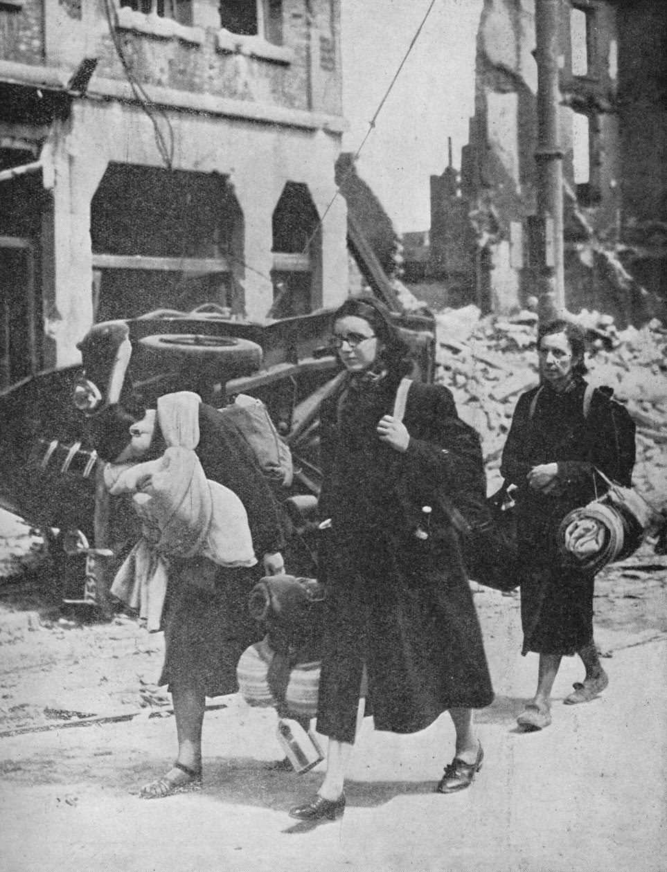القوات البريطانية تصمد في لوفان بينما يغادر اللاجئون المدينة ، 1940 ، 1940 بواسطة غير معروف