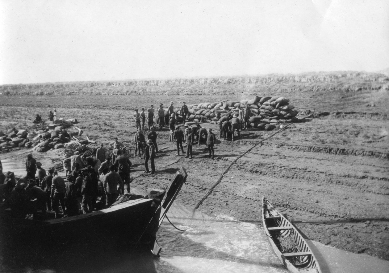 القوات البريطانية تفريغ التمور على شاطئ نهر دجلة ، 1918 بواسطة غير معروف