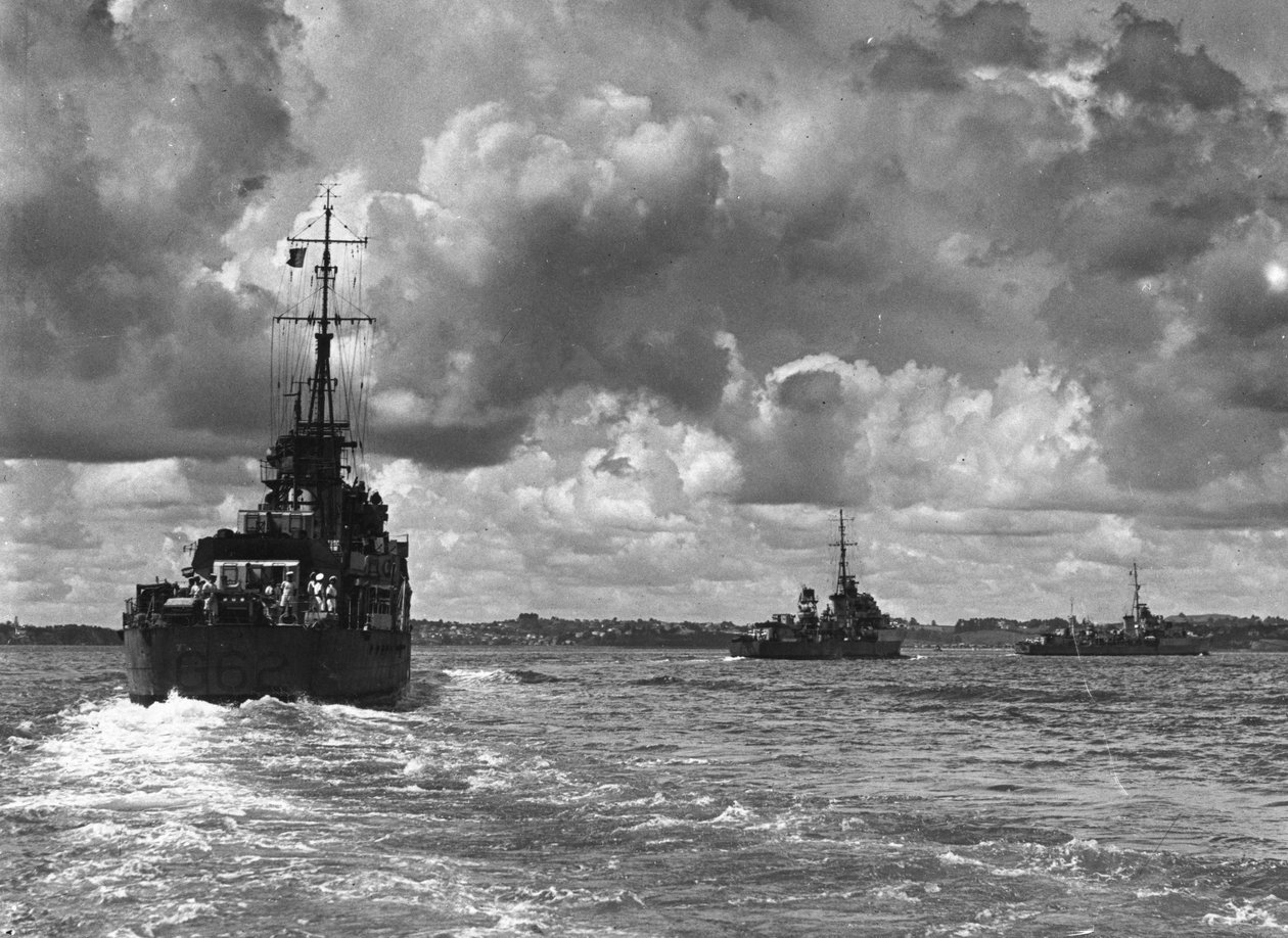 السفن الحربية البريطانية التي تدخل ميناء سيدني ، أستراليا ، 1945 بواسطة غير معروف