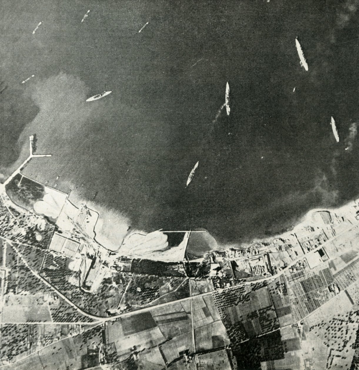 السفن الحربية البريطانية قبالة الساحل المالطي ، الحرب العالمية الثانية ، 1940-1942 1944. بواسطة غير معروف