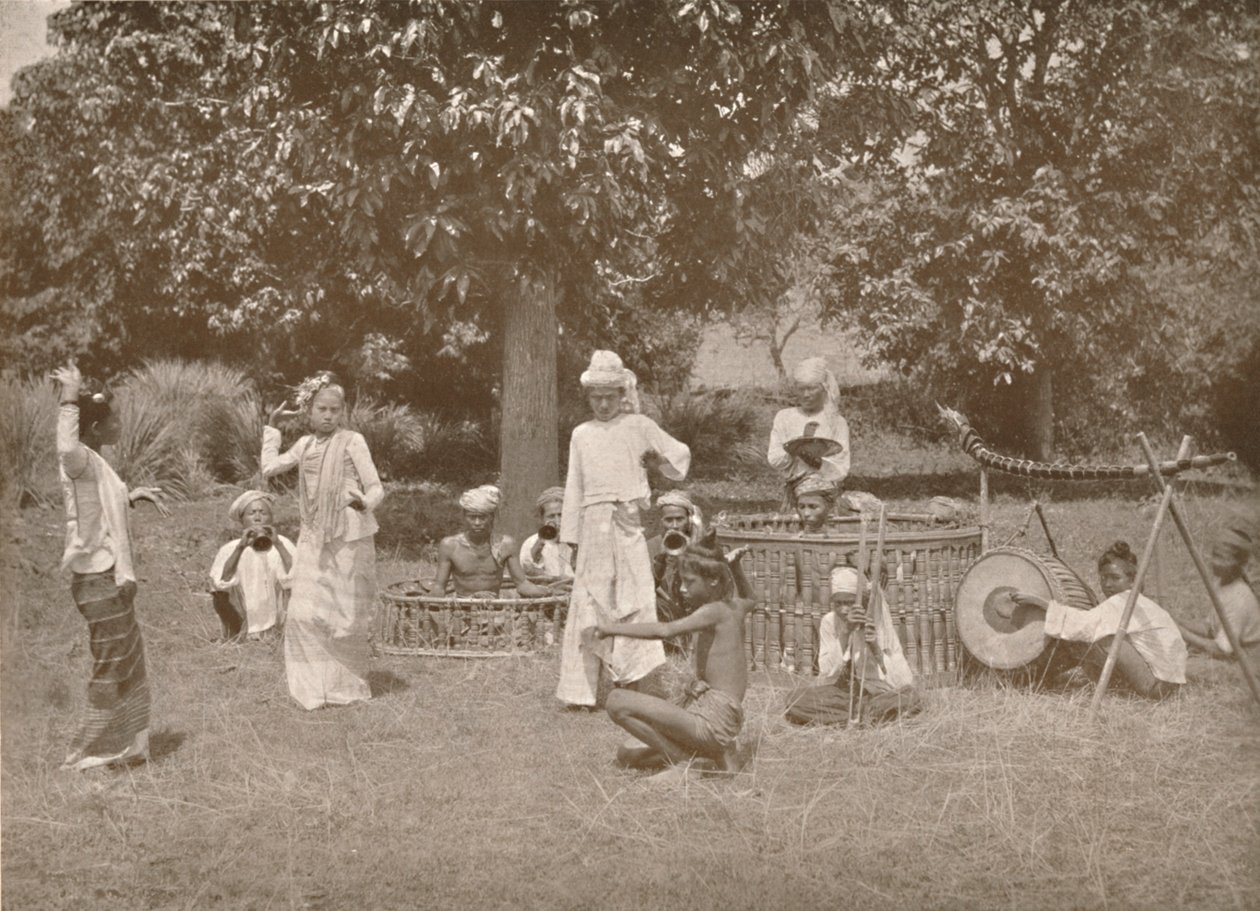 الموسيقيون البورميون والراقصون Pwe ، 1900. بواسطة غير معروف